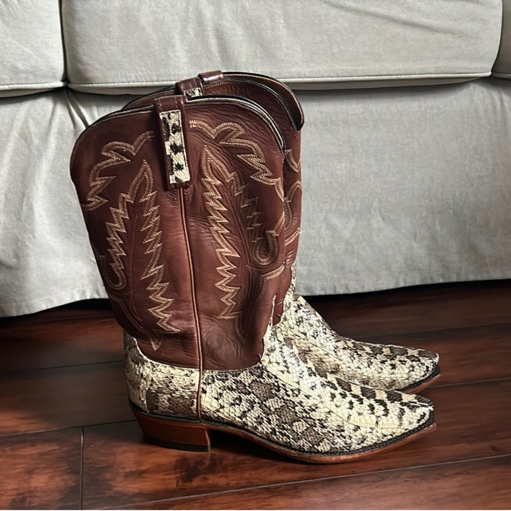 *HOLD* ONE BOOT (1/2)